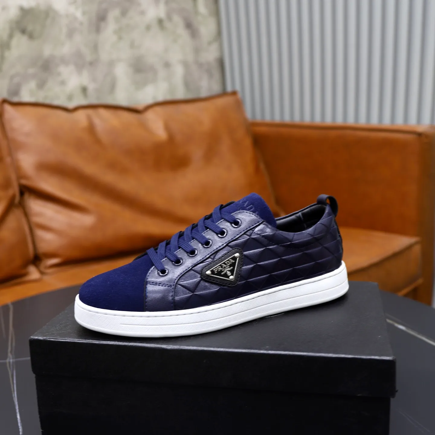 Ex-factory price: 420💰🙅‍♂️🙅‍♂️🙅‍♂️ Brand: PRADA Standard code: 38-44 (45 customized) Grade: Same as the official website Material: Original leather splicing Comfortable and breathable sheepskin lining Original wear-resistant outsole Style category: Men's fashion casual shoes Running sports shoes Distinguished luxury brand elements Top luxury Color: actual picture color
